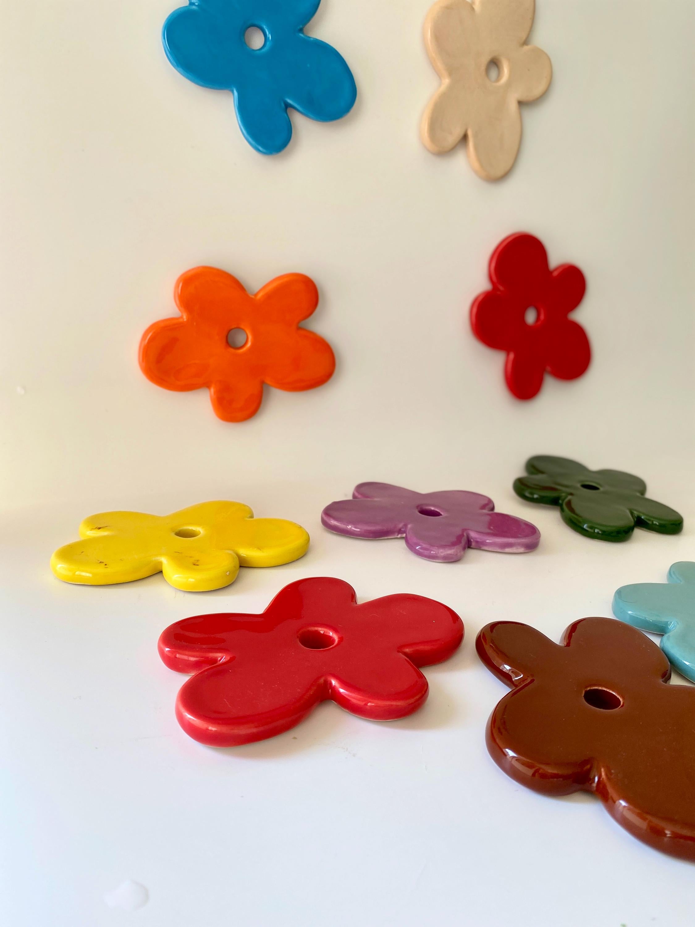 Personalized Ceramic Daisy Coaster: Colorful Floral Decor
