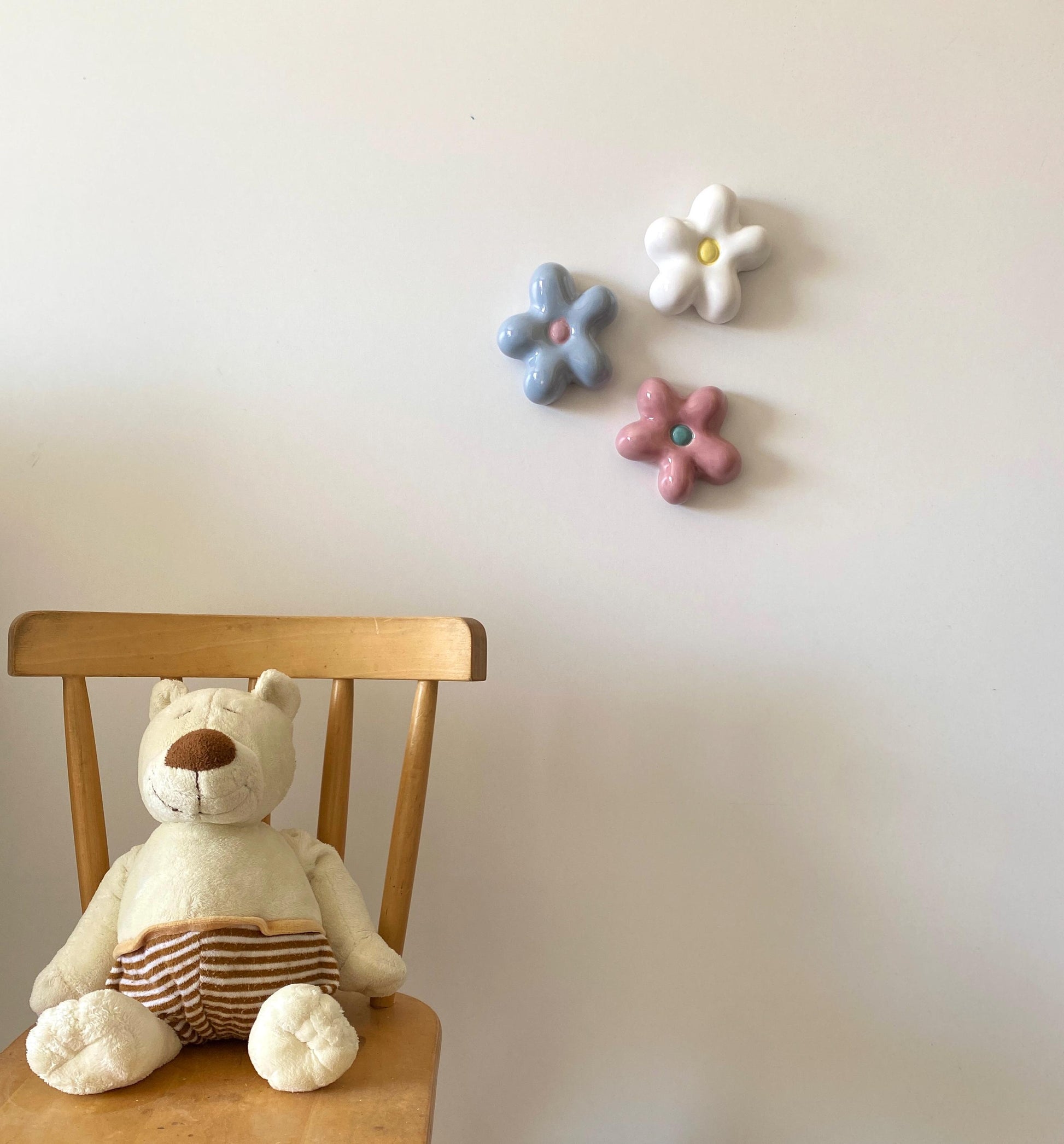 Handmade Ceramic Daisy Wall Hanging: Pastel Floral Home Decor-2