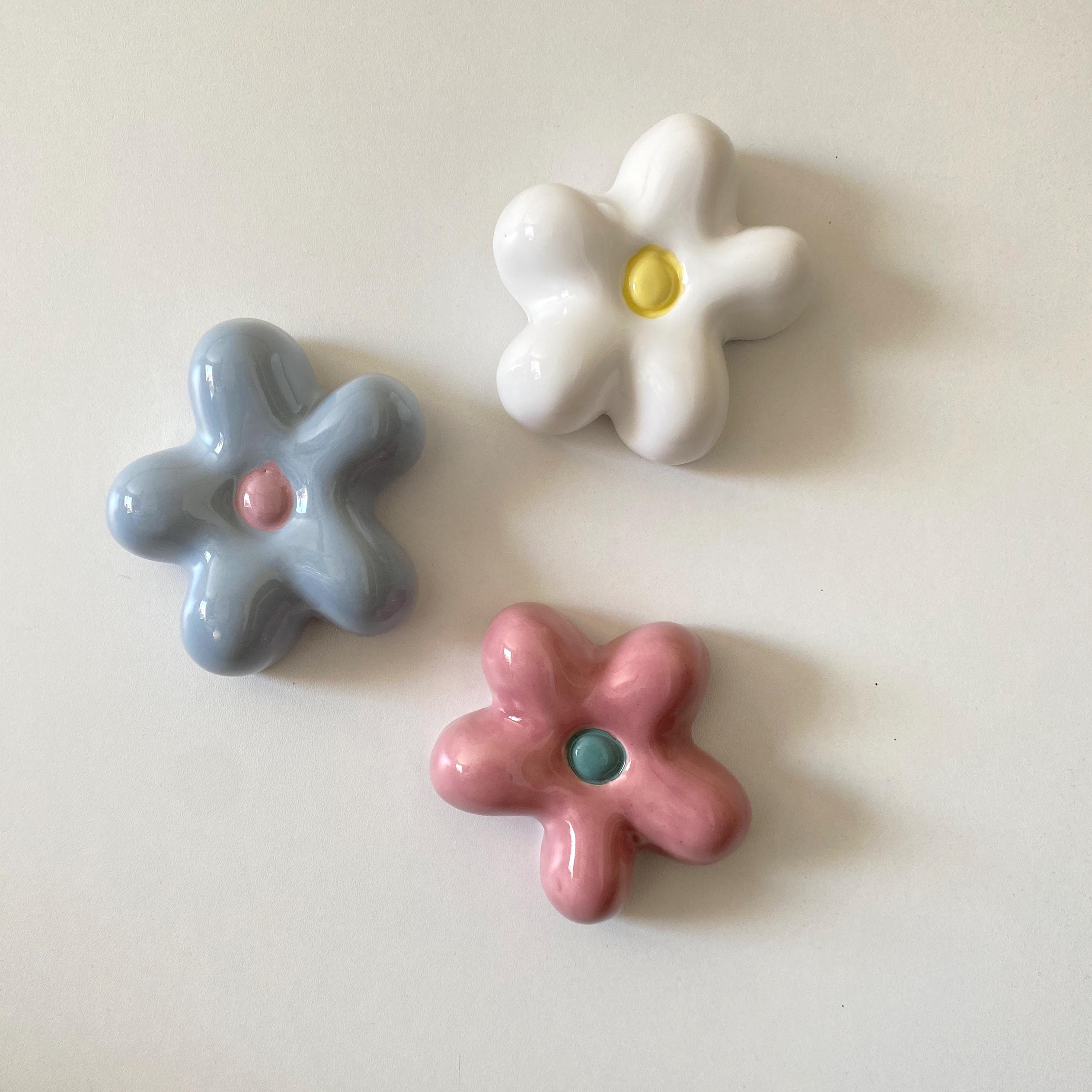 Handmade Ceramic Daisy Wall Hanging: Pastel Floral Home Decor-zoom-1