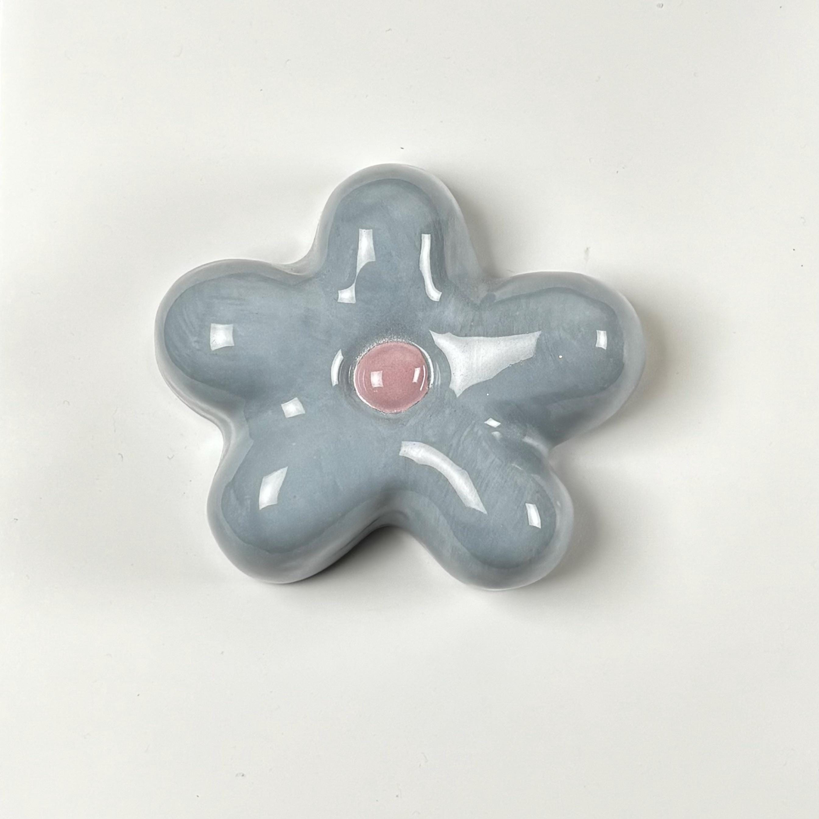 Handmade Ceramic Daisy Wall Hanging: Pastel Floral Home Decor-zoom-12